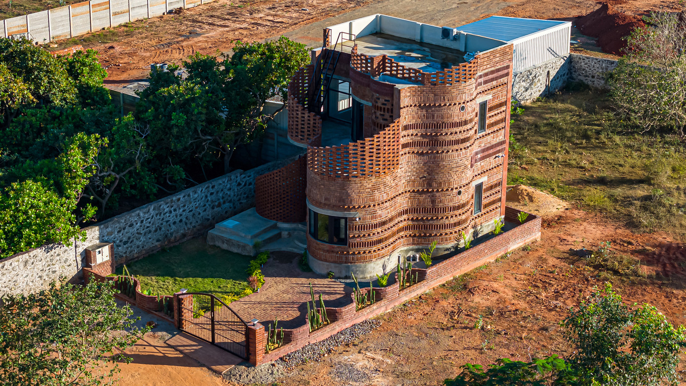 Nhờ vào lối thiết kế, xây dựng độc đáo mà ngôi nhà đứng sừng sững giữa cảnh quan như một cây xương rồng kiêu hãnh giữa nắng gió.