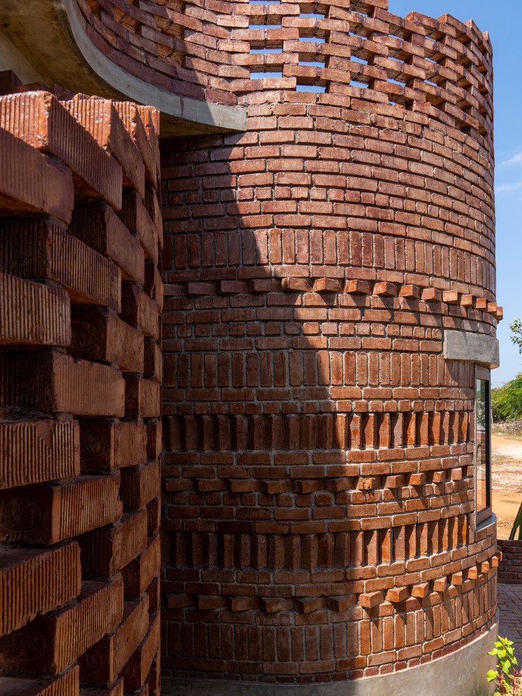 Mặt tiền được xây dựng theo phong cách brutalist (thô mộc) được xây dựng bằng gạch trần với những kỹ thuật phá vỡ kết cấu tường gạch truyền thống, đồng thời thử thách độ ổn định của kết cấu gạch.