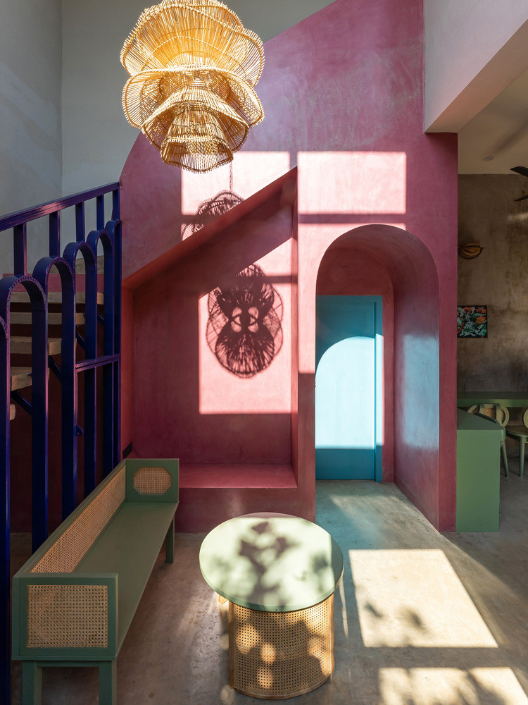 Ngôi nhà được xây dựng với quy mô gồm: tầng trệt bao gồm không gian sinh hoạt với các bậc thềm tích hợp, khu vực ăn uống kết hợp với bếp, cùng một phòng ngủ được bước vào qua mái vòm.