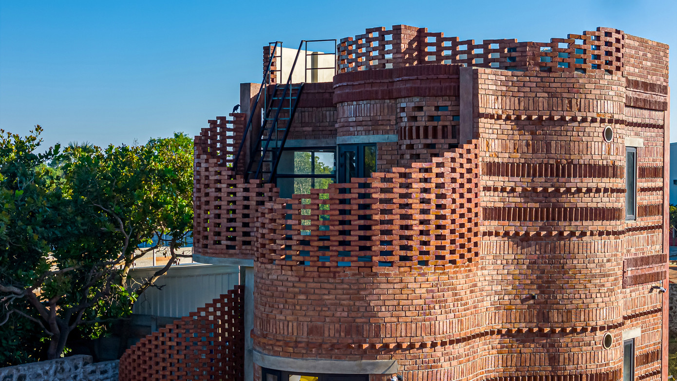 Việc phá vỡ sự đơn điệu trong cách xếp gạch đòi hỏi tay nghề cao cùng các bản vẽ kỹ thuật chi tiết, giúp tạo ra nhiều diện tích bề mặt để giảm nhiệt cho tường nhà.