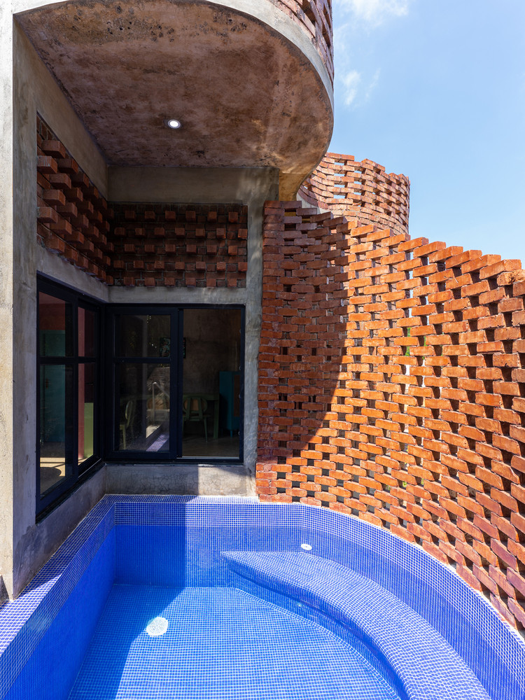 Hồ bơi có thể tiếp cận qua cánh cửa kiểu Pháp nối từ bậc thang, nơi cũng có thể tận dụng làm chỗ ngồi. Điểm nhấn của ngôi nhà là được xây dựng theo hình dáng độc đáo như những con sóng uốn lượn.