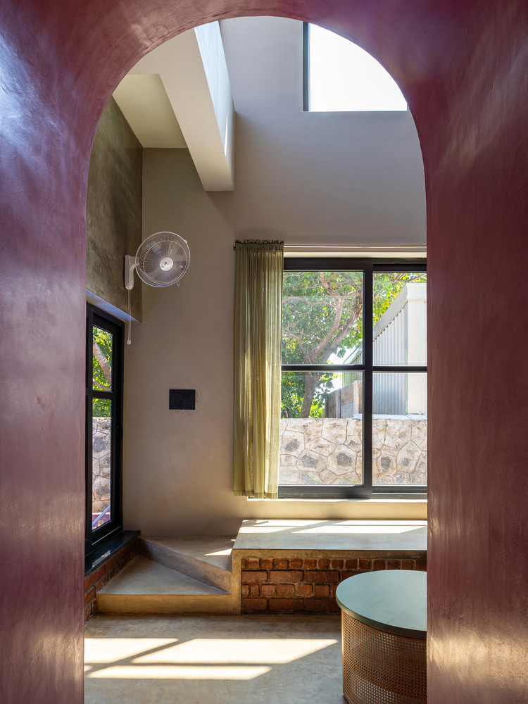 Nội thất ngôi nhà chủ yếu mang màu sắc xám, hồng và xanh cyan, kết hợp với những món đồ nội thất mây tre độc đáo, phù hợp với tinh thần Boheian yêu thích vật liệu tự nhiên. Để tạo nên không gian thư giãn mang phong cách ven biển, ngôi nhà tận dụng ánh sáng tự nhiên và luồng gió trời, luôn giữ được sự tươi sáng và mát mẻ.