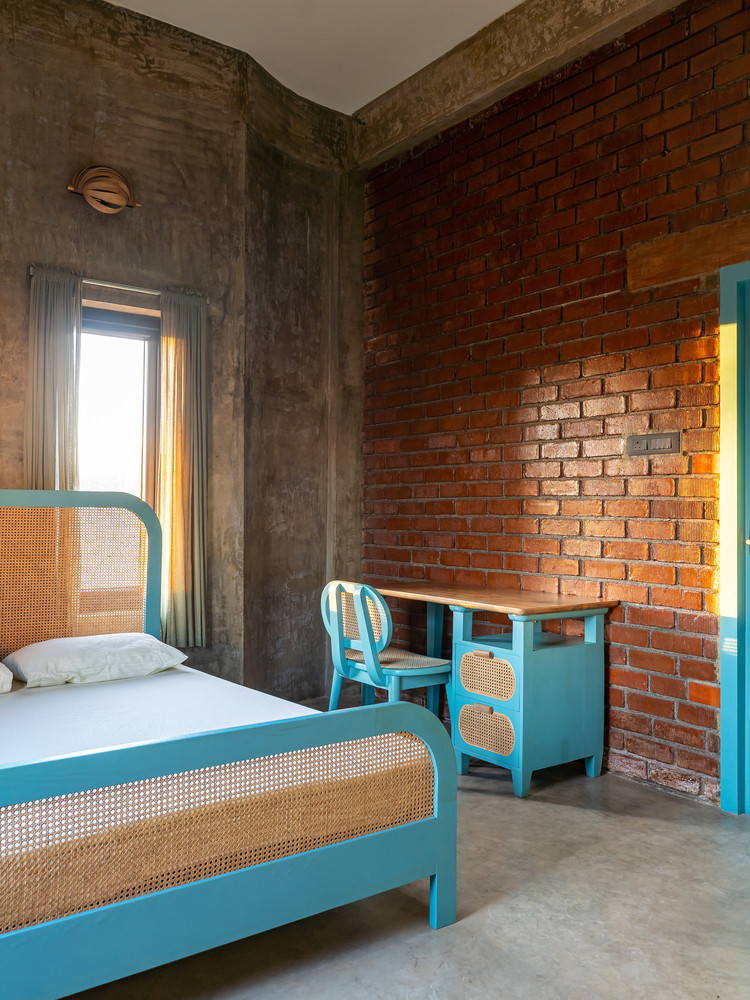 Tầng 1 gồm một phòng ngủ đơn giản và phòng tắm được thiết kế với không gian mở hướng lên trên giúp đưa ánh sáng và gió vào mà vẫn đảm bảo sự riêng tư.