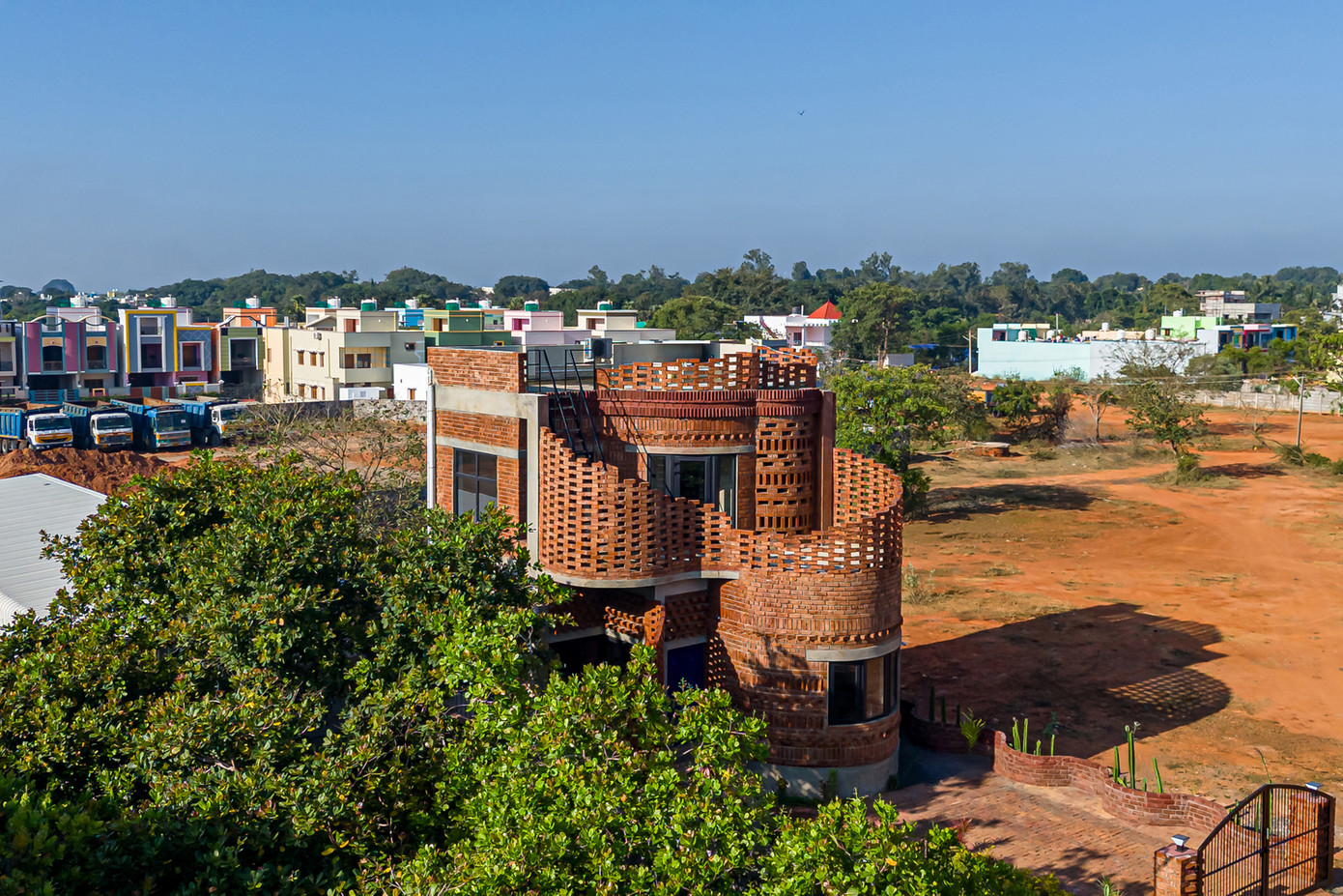 Nhờ vào lối thiết kế, xây dựng độc đáo mà ngôi nhà đứng sừng sững giữa cảnh quan như một cây xương rồng kiêu hãnh giữa nắng gió.