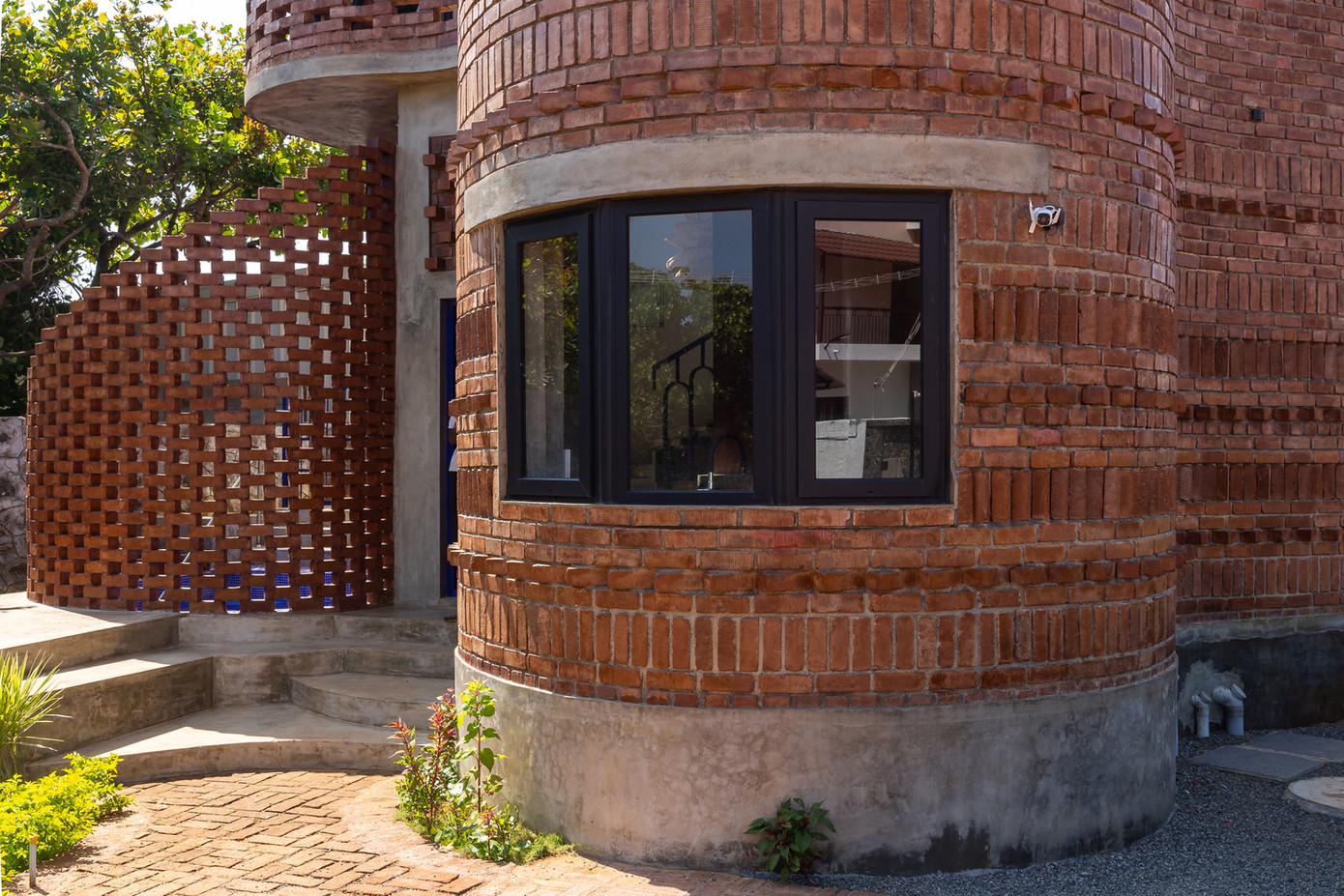 Các khoang nhỏ trên bức tường có thể được tận dụng để trồng xương rồng, giúp giữ nhiệt cho ngôi nhà trong điều kiện khí hậu ẩm.