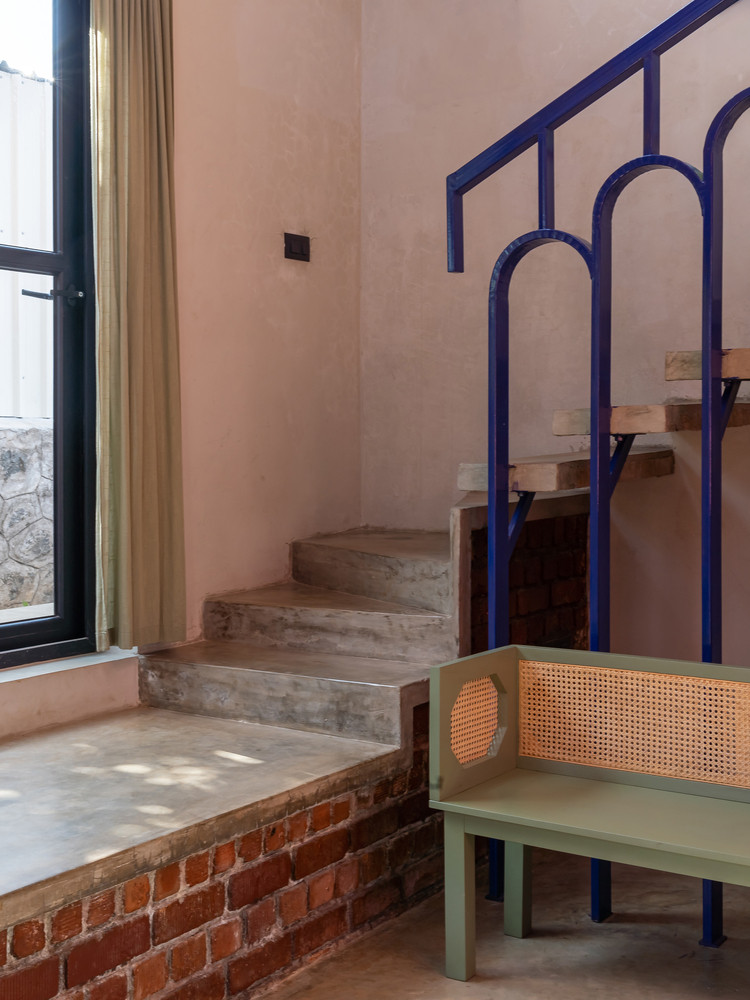 Bên dưới cầu thang là một không gian nhỏ, có thể tận dụng làm chỗ ngồi bổ sung cho phòng khách.