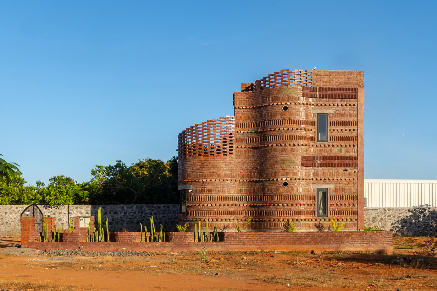 Nhờ vào lối thiết kế, xây dựng độc đáo mà ngôi nhà đứng sừng sững giữa cảnh quan như một cây xương rồng kiêu hãnh giữa nắng gió.