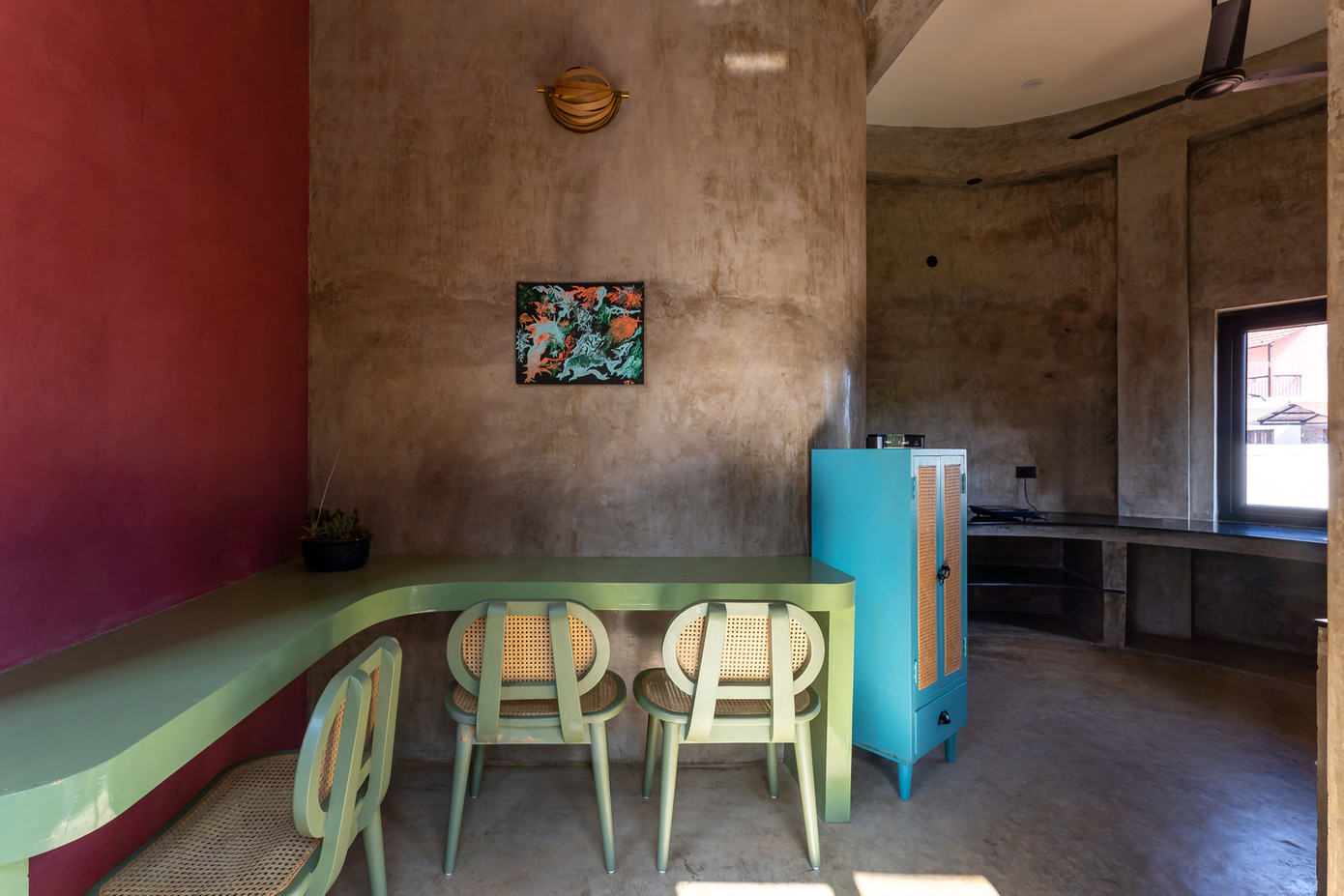 Từ bếp và khu vực ăn uống, người trong nhà có thể nhìn ra hồ bơi, giúp các không gian vừa thống nhất vừa có sự phân tách hợp lý.