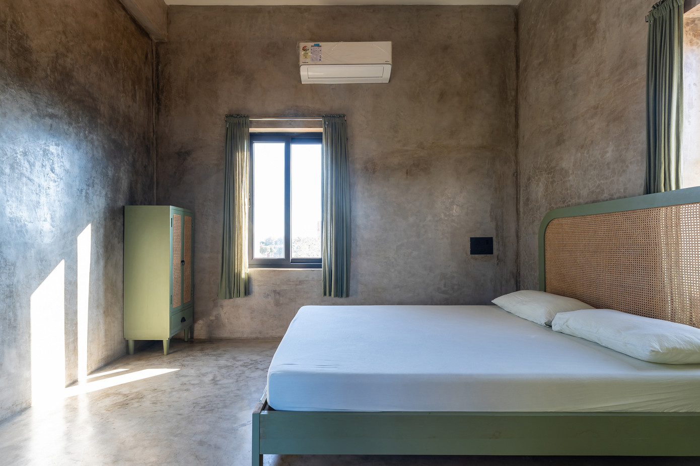 Bên trong phòng ngủ được trát xi măng trơn và bài trí vô cùng đơn giản thể hiện cá tính riêng của gia chủ