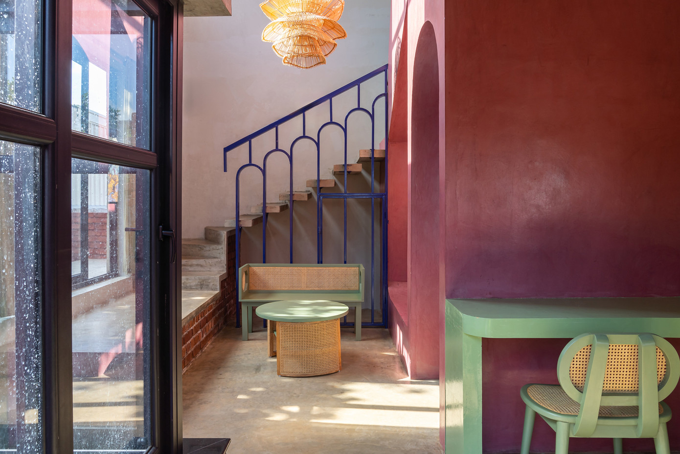 Cầu thang nối liền không gian phòng khách thông tầng với tầng một, tạo sự kết nối giữa khu vực sinh hoạt chung và riêng.