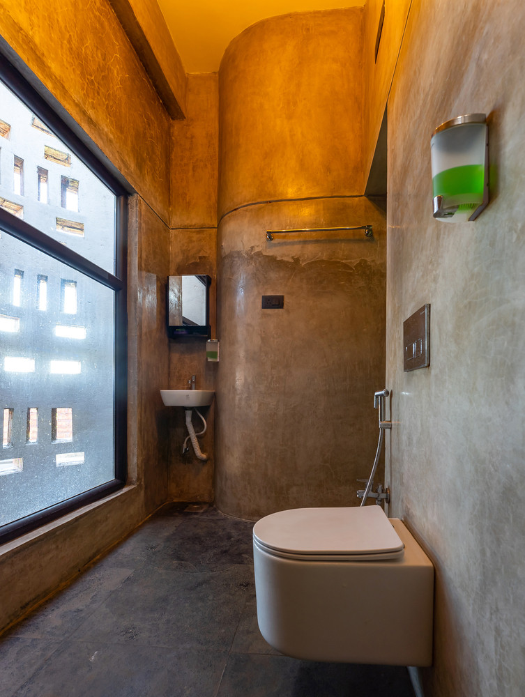 Tầng 1 gồm một phòng ngủ đơn giản và phòng tắm được thiết kế với không gian mở hướng lên trên giúp đưa ánh sáng và gió vào mà vẫn đảm bảo sự riêng tư.