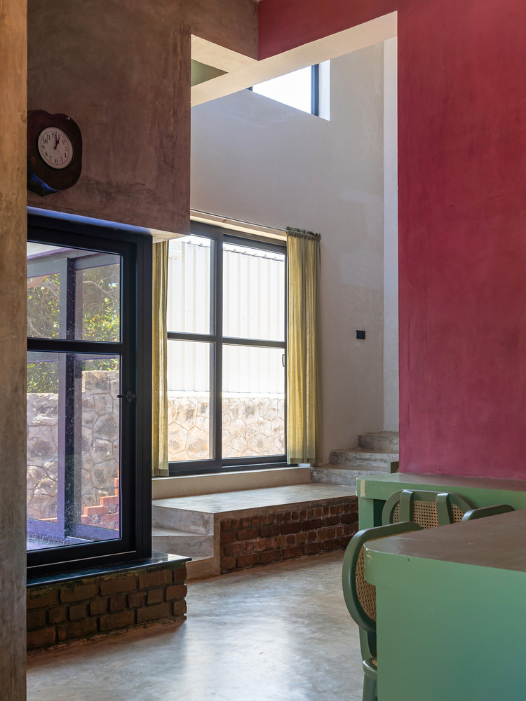 Bên dưới cầu thang là một không gian nhỏ, có thể tận dụng làm chỗ ngồi bổ sung cho phòng khách.