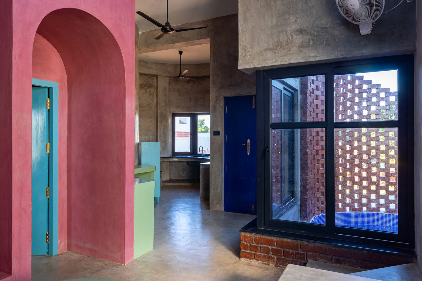 Tất cả không gian được kết nối trực quan, tạo sự thông suốt trong di chuyển. Cảnh của màu xanh Oxford nổi bật trên nền tông gạch đỏ và hoà hợp với hồ bơi.