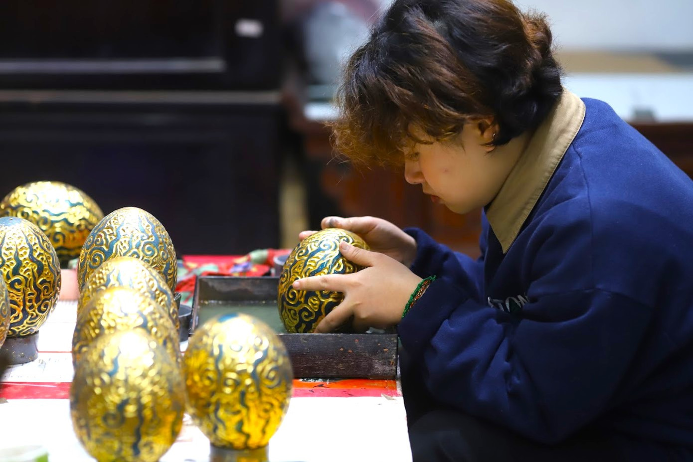 Bạn Thương (sinh viên Trường Đại học Mỹ thuật công nghiệp - đồng tác giả dự án) cho biết, để tạo ra một sản phẩm rồng cần phải trải qua nhiều công đoạn như làm sơn và vẽ chi tiết tốn nhiều thời gian. Bởi vậy đòi hỏi người làm phải rất tỉ mỉ mới cho ra sản phẩm đạt yêu cầu. Bạn Thương (sinh viên Trường Đại học Mỹ thuật công nghiệp - đồng tác giả dự án) cho biết, để tạo ra một sản phẩm rồng cần phải trải qua nhiều công đoạn như làm sơn và vẽ chi tiết tốn nhiều thời gian. Bởi vậy đòi hỏi người làm phải rất tỉ mỉ mới cho ra sản phẩm đạt yêu cầu.