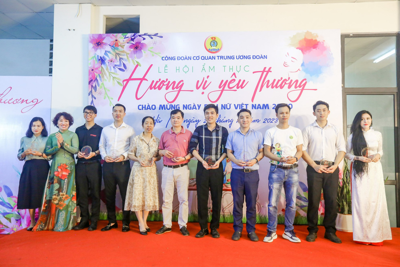 Kết thúc phần thi, chị Lê Hồng Hạnh, Chủ tịch Công đoàn cơ quan Trung ương đoàn lên trao kỷ niệm chương cho các đội thi.