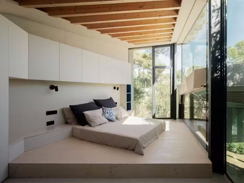 Điều này không chỉ mở rộng tầm nhìn từ mọi góc nhìn trong nhà ra thiên nhiên mà còn khuyến khích cư dân tương tác, khám phá ngôi nhà theo cách riêng của mình.