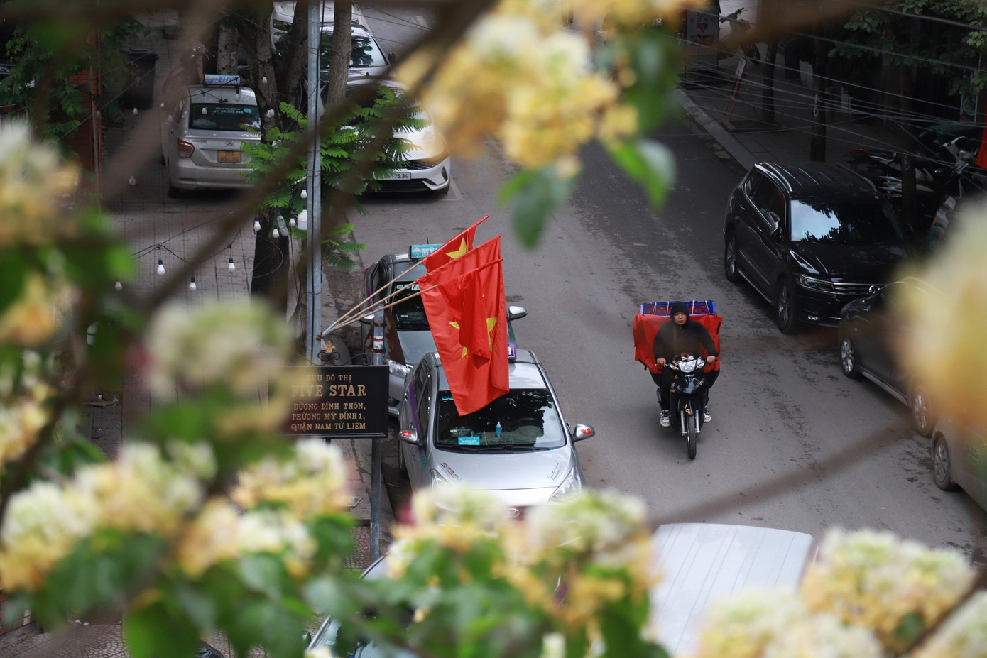 Hoa bún chỉ nở duy nhất một lần trong năm vào mỗi đợt cuối tháng 3 hoặc đầu tháng 4 và sau một tháng, hoa sẽ tàn.