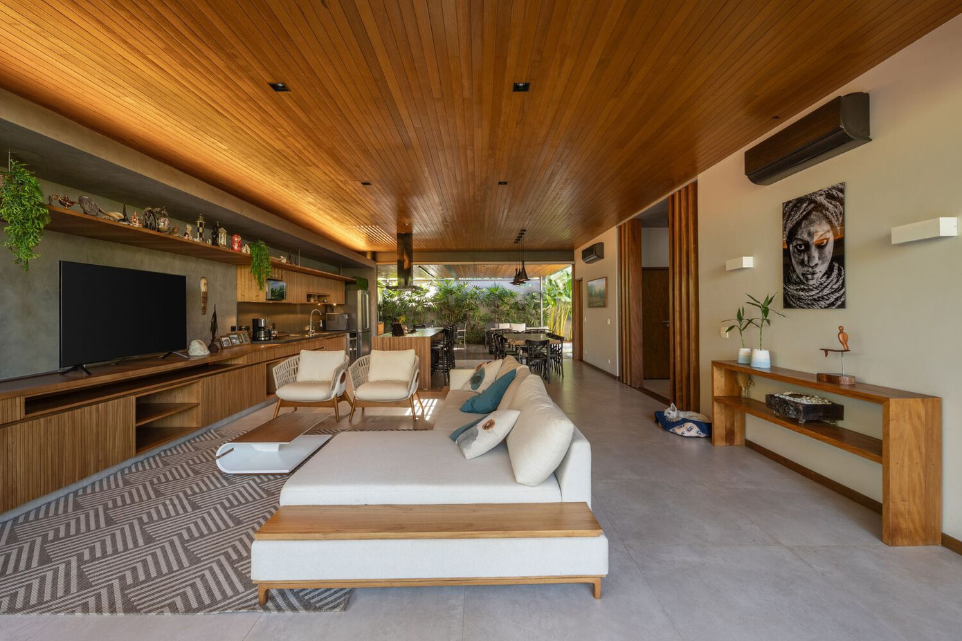 Ngôi nhà gồm 5 phòng ngủ khép kín, 3 phòng ở tầng trệt, 2 phòng ở tầng trên, cùng với bếp nối trực tiếp với phòng khách, hiên và khu bếp ngoài trời. Thiết kế này tạo ra một dòng chảy tự nhiên cho sinh hoạt và các hoạt động giải trí của gia đình.