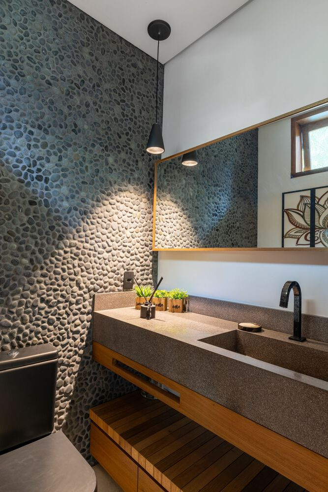 Phòng tắm được thiết kế tận dụng những nguyên liệu bản địa sẵn có.