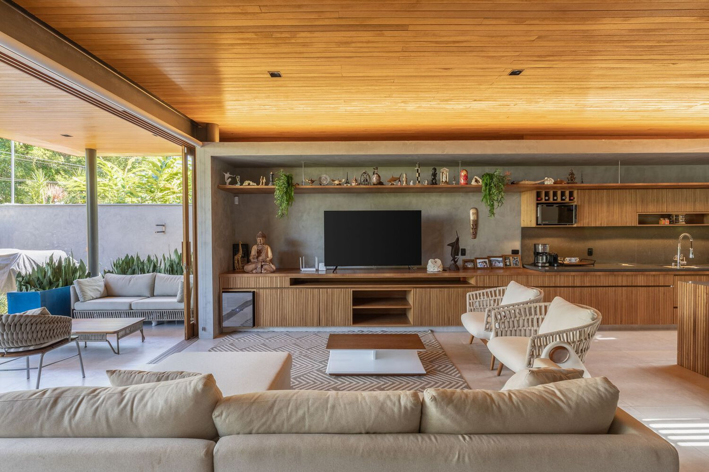 Mục tiêu của các kiến trúc sư là tạo ra một ngôi nhà hoà nhập với khí hậu ấm áp, sử dụng gỗ và kính - những vật liệu vừa mang tính thẩm mỹ, vừa giúp kết nối con người với thiên nhiên.