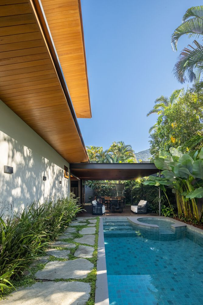 Nét đặc trưng nhất của ngôi nhà nằm ở phần mái với diềm vát tinh tế, tạo nên vẻ thanh thoát và cân bằng cho toàn bộ cấu trúc. Hệ thống thông gió chéo và các ô cửa lớn đảm bảo ngôi nhà luôn mát mẻ và sáng sủa.