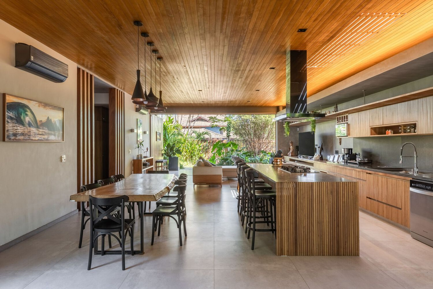 Bếp được xem là trái tim của ngôi nhà, nơi các thành viên gắn kết với khu vườn và thiên nhiên nên được bày trí tiện nghi và gần gũi.