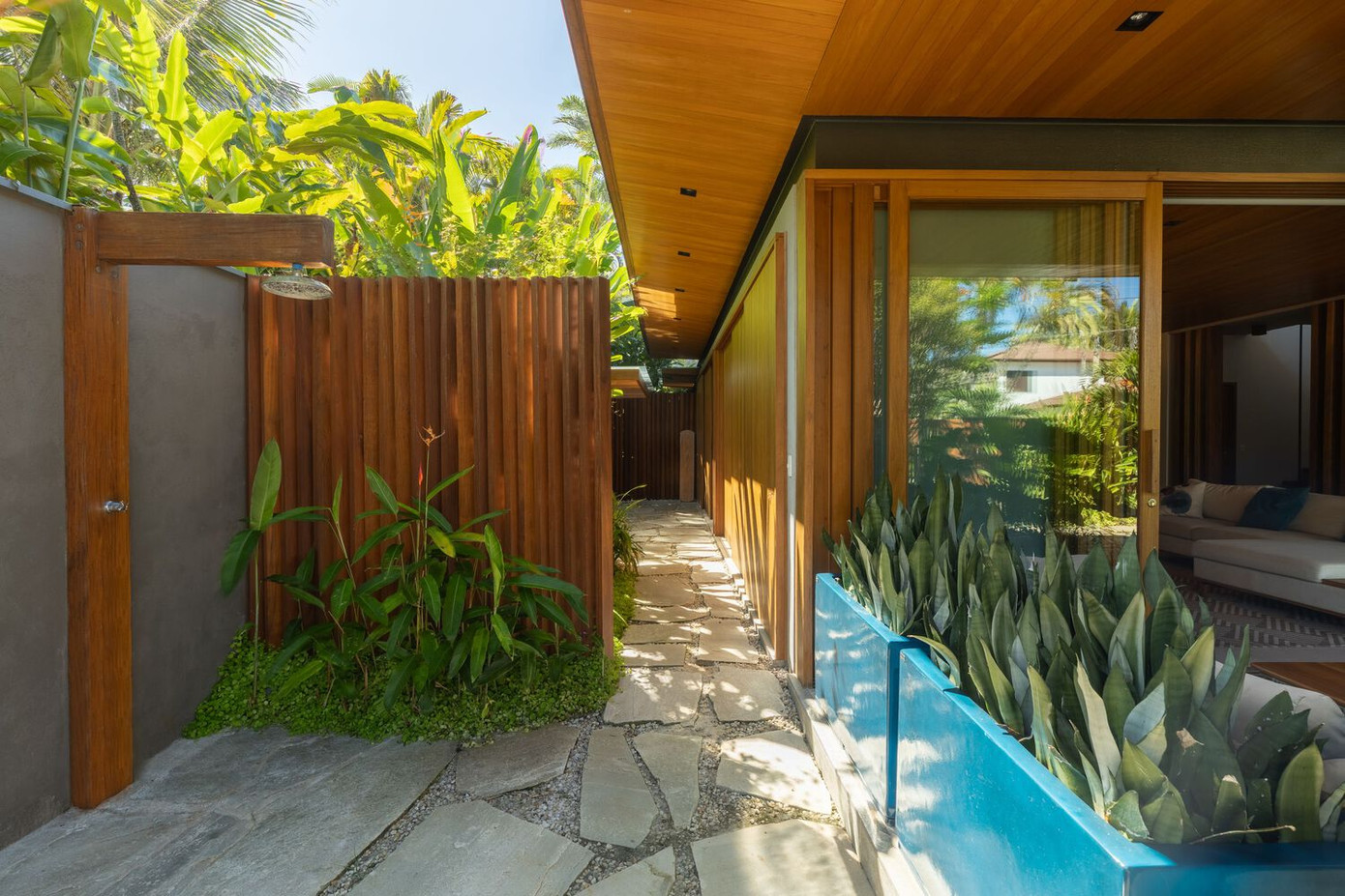 Không phô trương hay cầu kỳ, ngôi nhà là minh chứng sống động cho triết lý kiến trúc hoà hợp với khí hậu và thiên nhiên bản địa, vừa đảm bảo sự tiện nghi, vừa gìn giữ nét đặc trưng của vùng đất Ubatuba.