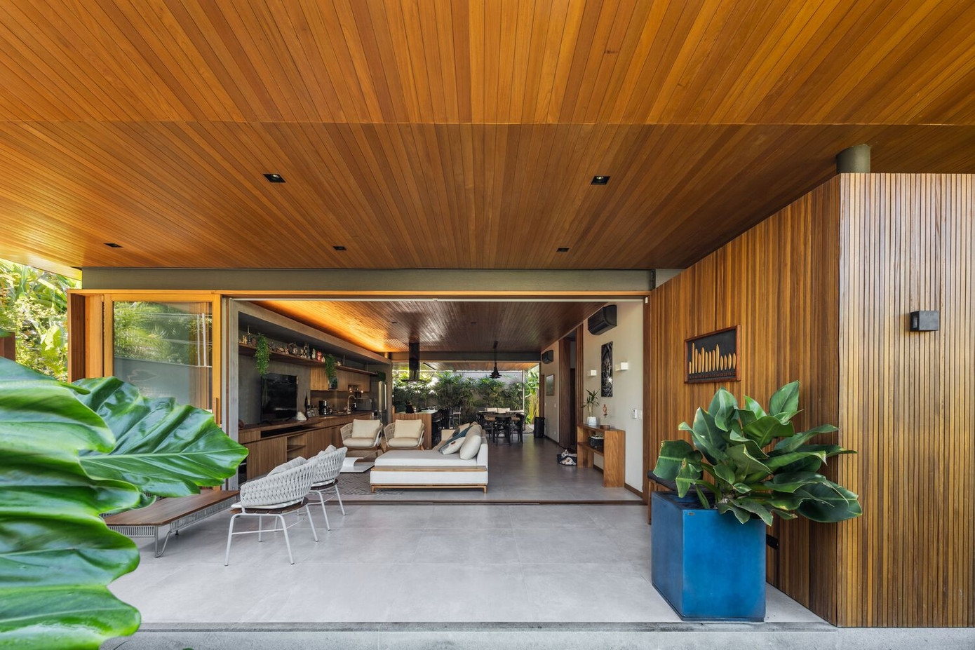 Gỗ và cây bản địa tạo nên chất liệu cho sự hài hoà.