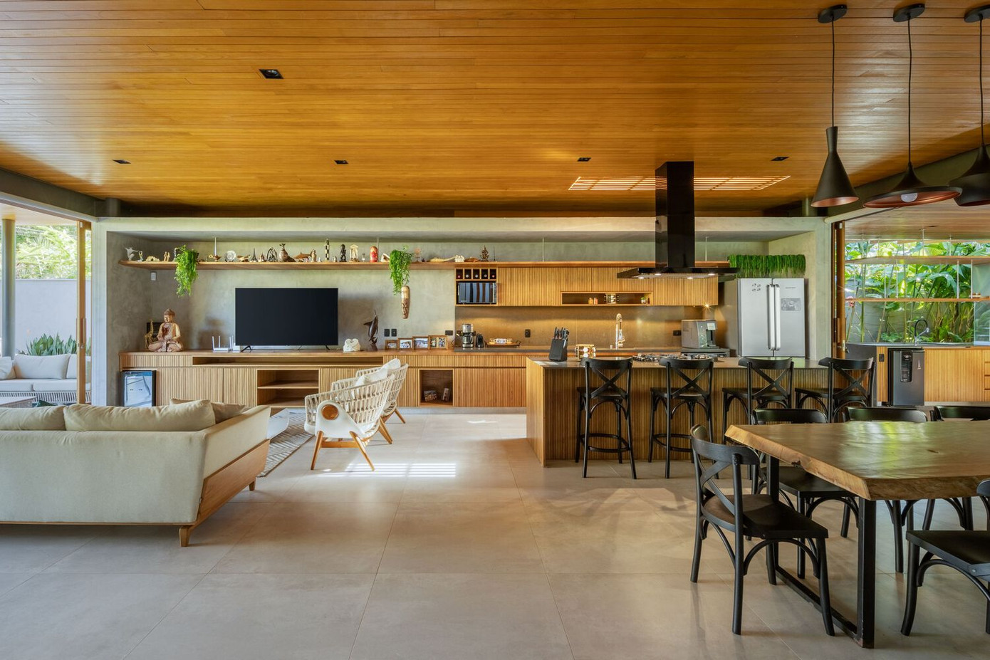 Gỗ xuất hiện xuyên suốt trong kết cấu, đồ nội thất và chi tiết hoàn thiện, tạo nên cảm giác ấm áp và tự nhiên.