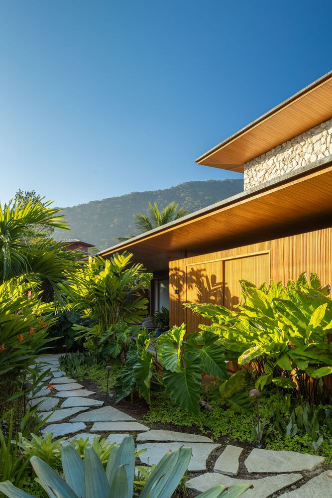 Hệ thống cây xanh: sử dụng các loại cây bản địa phù hợp với khí hậu biển, tăng sự tươi mát và màu sắc cho không gian sống.