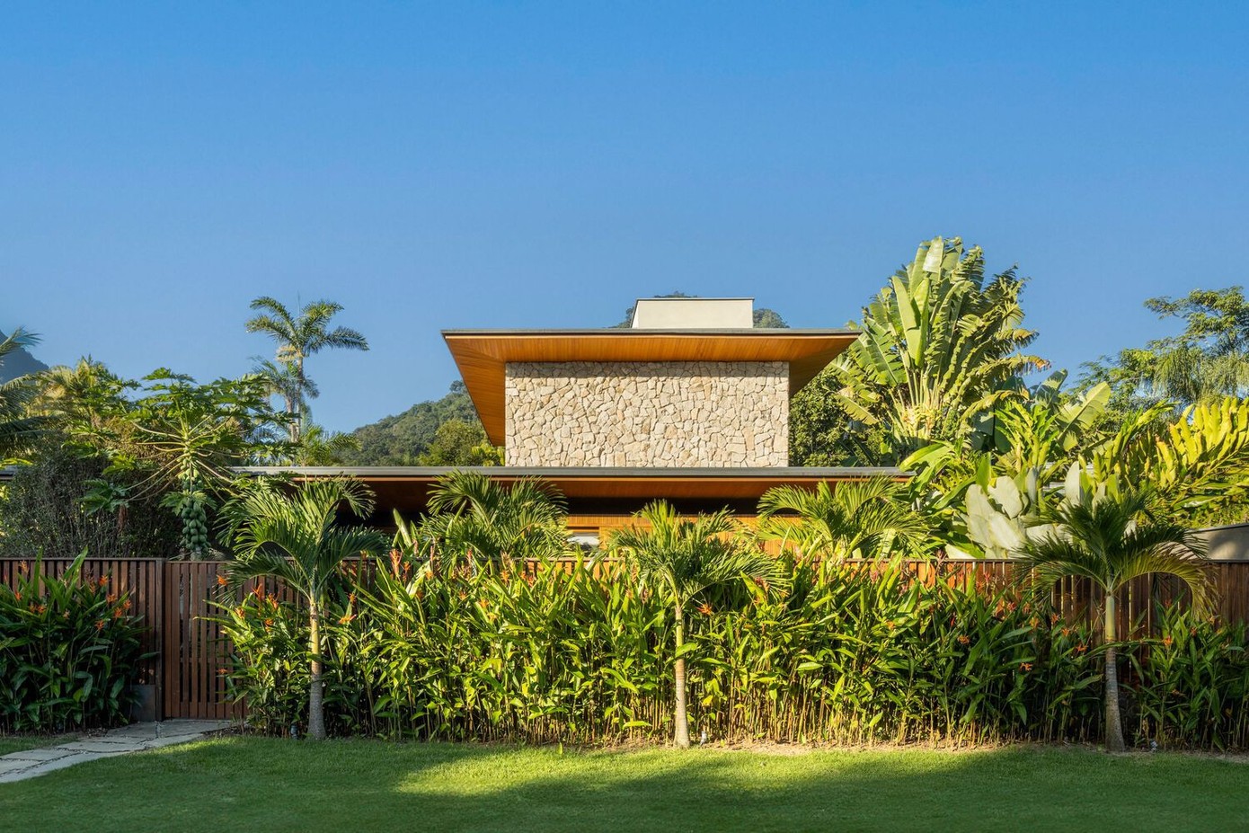 Với tổng diện tích 250m2, công trình được các kiến trúc sư định hình như một không gian sống rộng rãi, thoáng mát và luôn dễ chịu ngay cả trong những ngày oi bức nhất của vùng duyên hải.