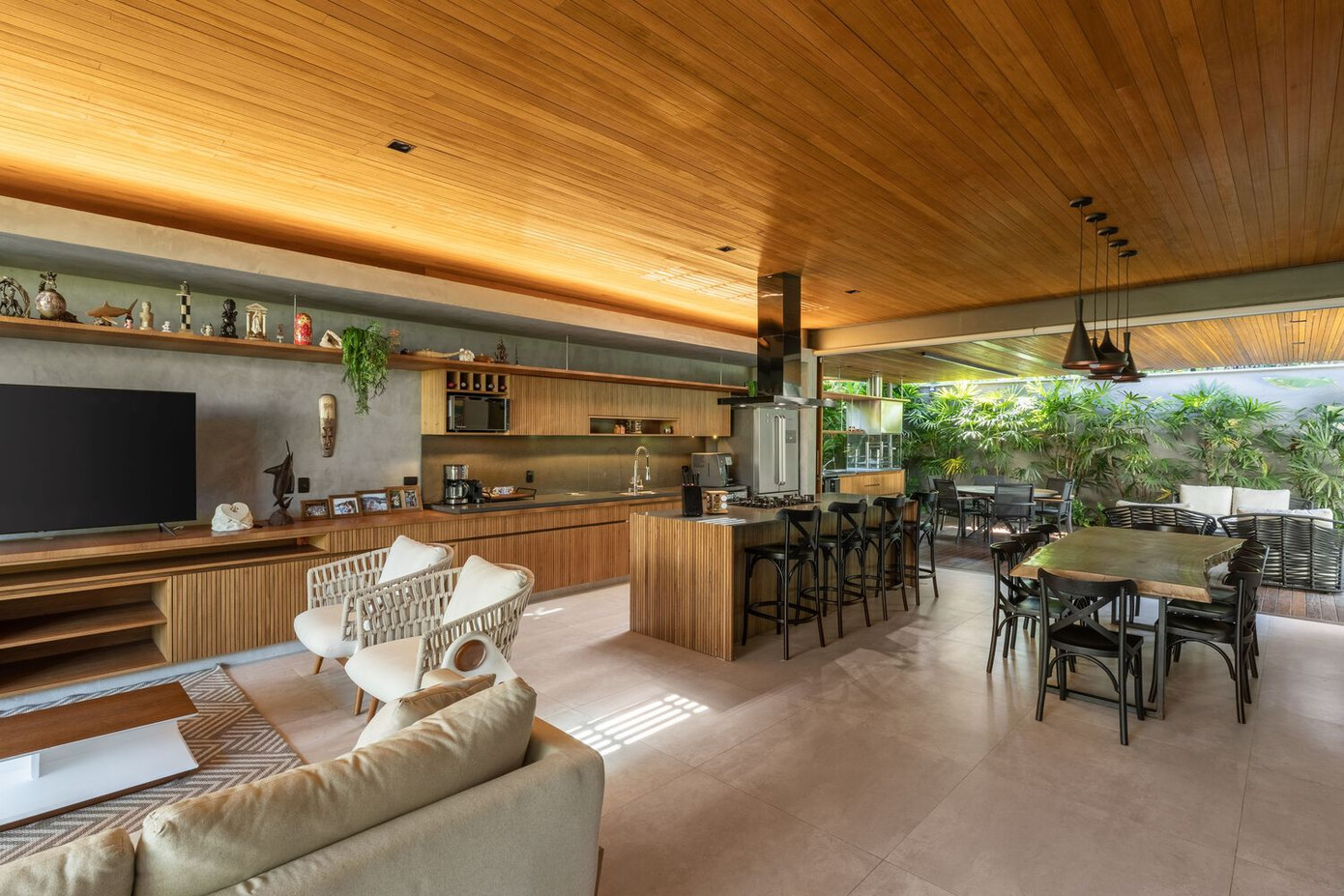 Không gian khu vực sinh hoạt chung được bố trí xuyên suốt từ trước ra sau, tối ưu ánh sáng tự nhiên và thông gió. Các khoảng mở lớn giúp không gian bên trong liền mạch với hiên nhà, vườn và khu vực sinh hoạt ngoài trời.