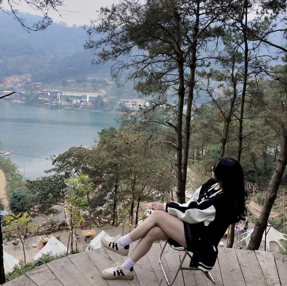 Tại hồ Đồng Đò cũng không thiếu những góc để du khách tha hồ sống ảo. Chỉ cần tạo dáng đơn giản và chụp là đã có thể có được những bức ảnh cực "chill".