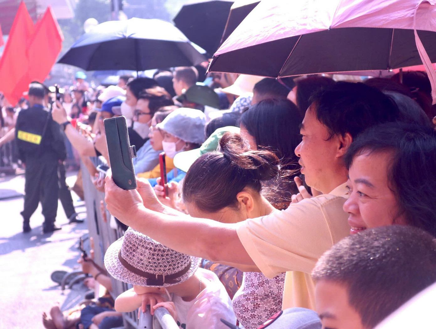 Mặc dù đứng chờ bên ngoài khá lâu nhưng mọi người đều rất hào hứng và tương tác với những người trình diễn bên trong bằng những cái vẫy tay, tiếng reo hò, cổ vũ.