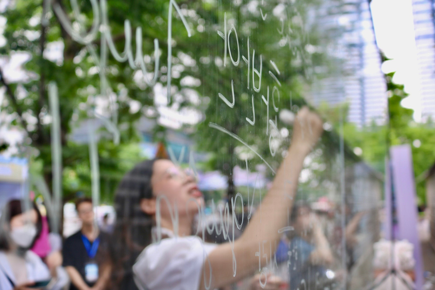 Du khách khi đến với lễ hội có thể ghi lại dấu ấn lên tấm kính "Con đường văn hóa Hàn Quốc".