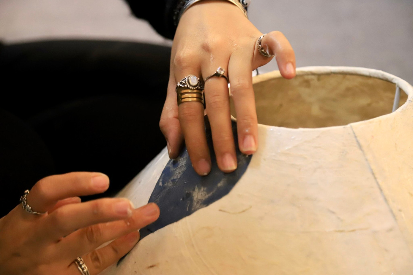 Sản phẩm đầu tiên Hương làm ra là chùm đèn hoa. Khi làm xong thấy xinh, treo lên được bạn bè khen và động viên làm nên Cúc Hương bắt đầu làm nhiều hơn và giới thiệu sản phẩm của mình đến nhiều người hơn. Từ đó cô có được những đơn hàng đầu tiên với loại giấy nghệ thuật truyền thống này.