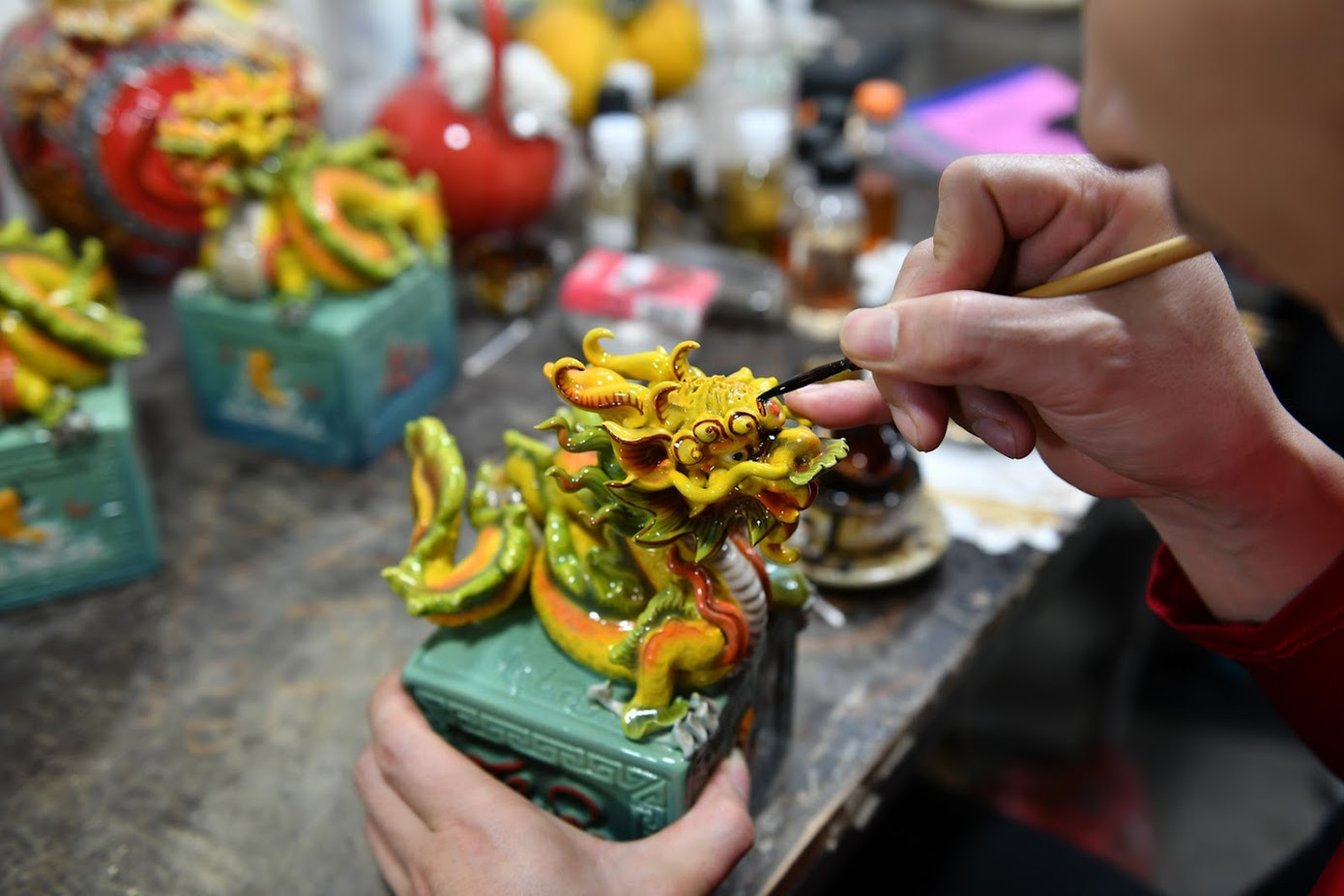 Người thợ sẽ dùng dung dịch vẽ vàng 24K để tạo nên những đường nét nổi bật cho sản phẩm.