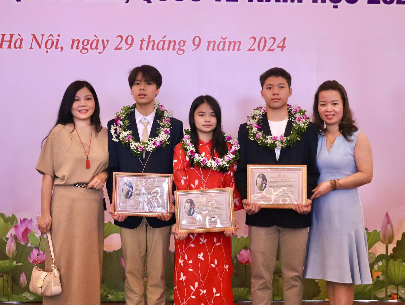 Các em học sinh và gia đình cùng nhau chụp những bức ảnh để lưu lại khoảnh khắc đáng nhớ. Các em học sinh và gia đình cùng nhau chụp những bức ảnh để lưu lại khoảnh khắc đáng nhớ.