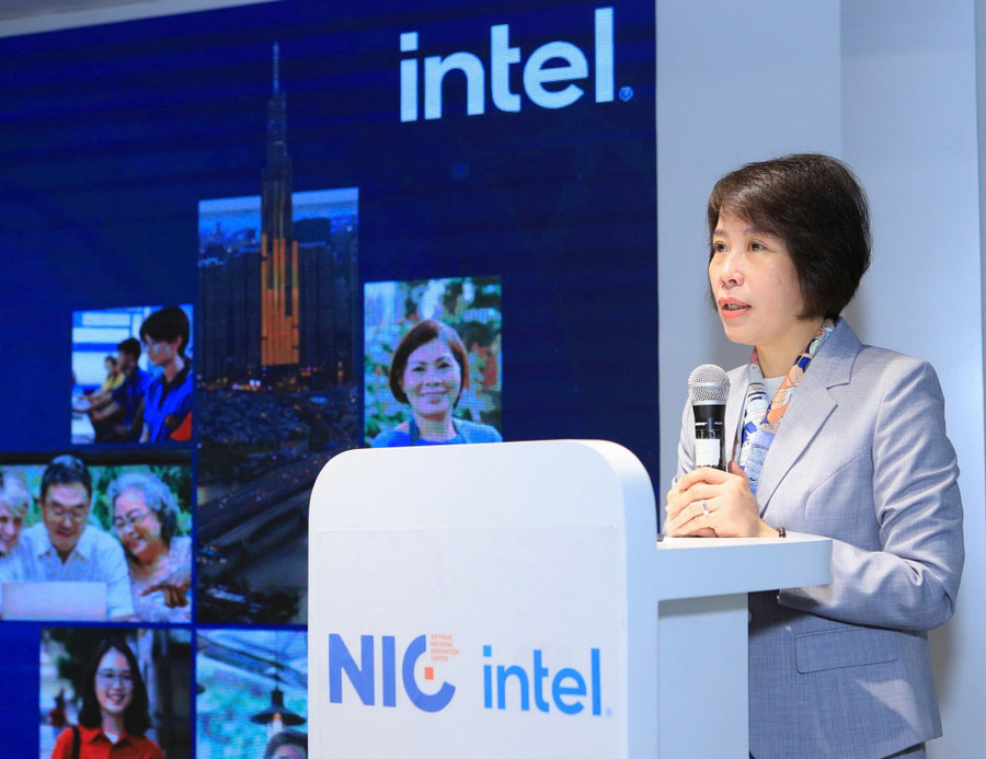 Thứ trưởng Bộ Tài chính Nguyễn Thị Bích Ngọc phát biểu tại chương trình.