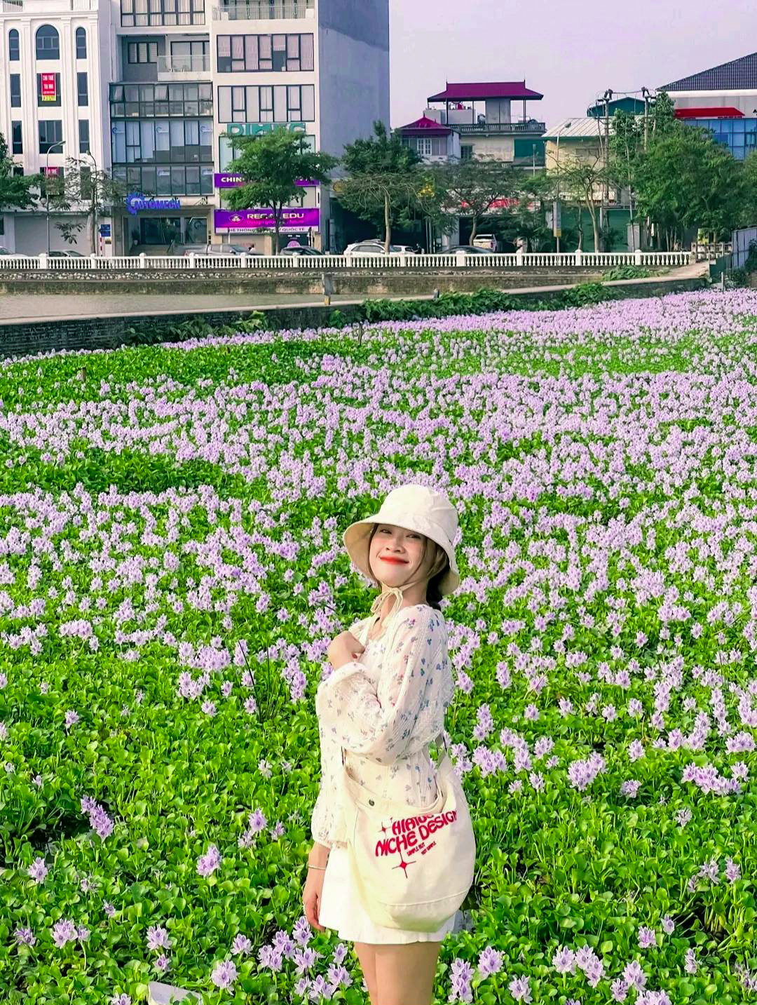 Mọi người như thả hồn vào vẻ đẹp thơ mộng nơi đây. (Ảnh: Phương Tail) Mọi người như thả hồn vào vẻ đẹp thơ mộng nơi đây. (Ảnh: Phương Tail)