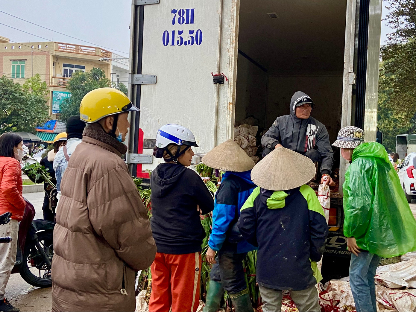 Cạnh những xe hoa đông lạnh, người dân xếp thành hàng dài để chờ mua hoa.