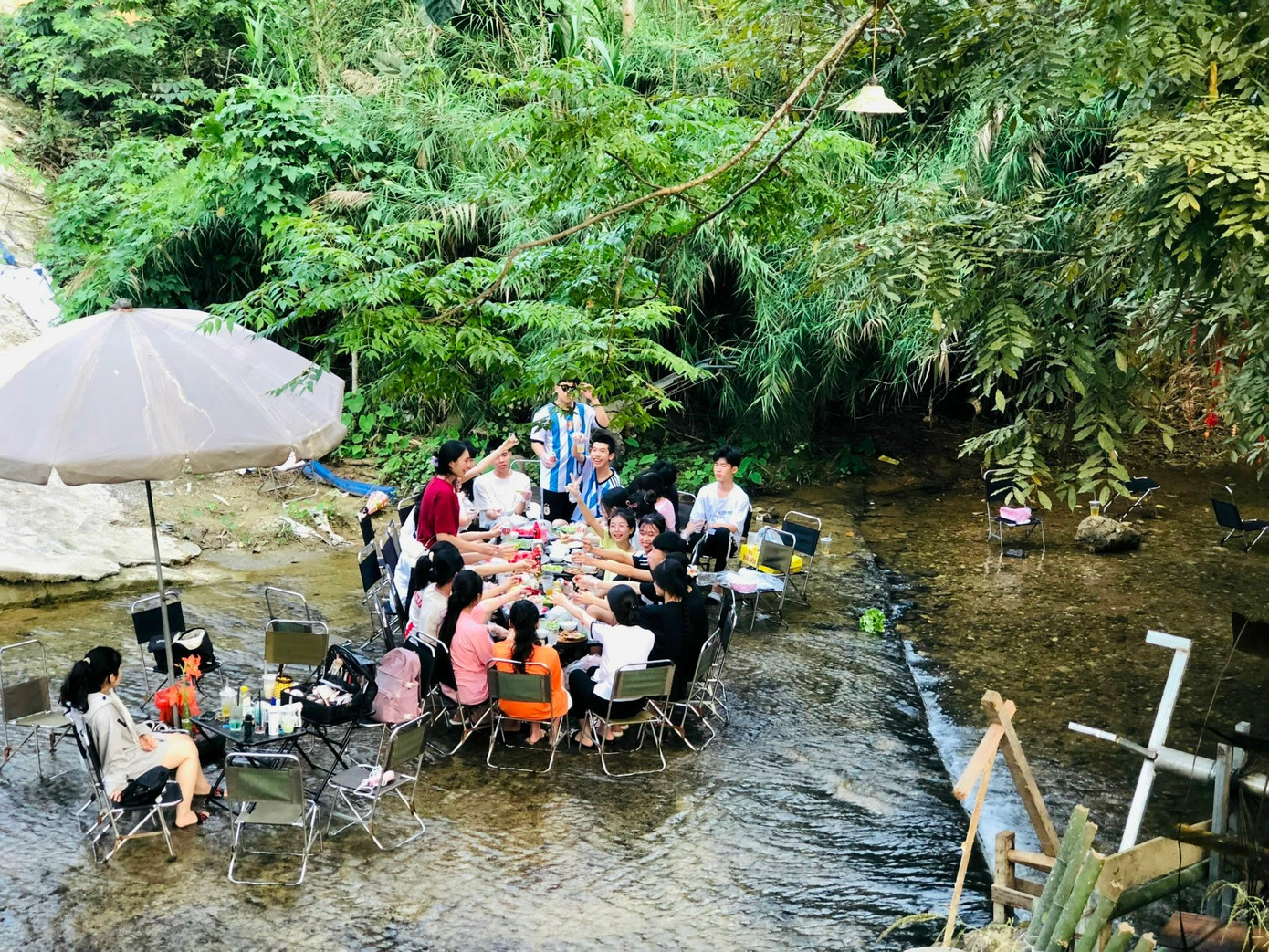 Dòng suối chảy róc rách, êm dịu nên được các bạn trẻ yêu thích, chọn là nơi tụ tập ăn uống cùng nhau. Dòng suối chảy róc rách, êm dịu nên được các bạn trẻ yêu thích, chọn là nơi tụ tập ăn uống cùng nhau.