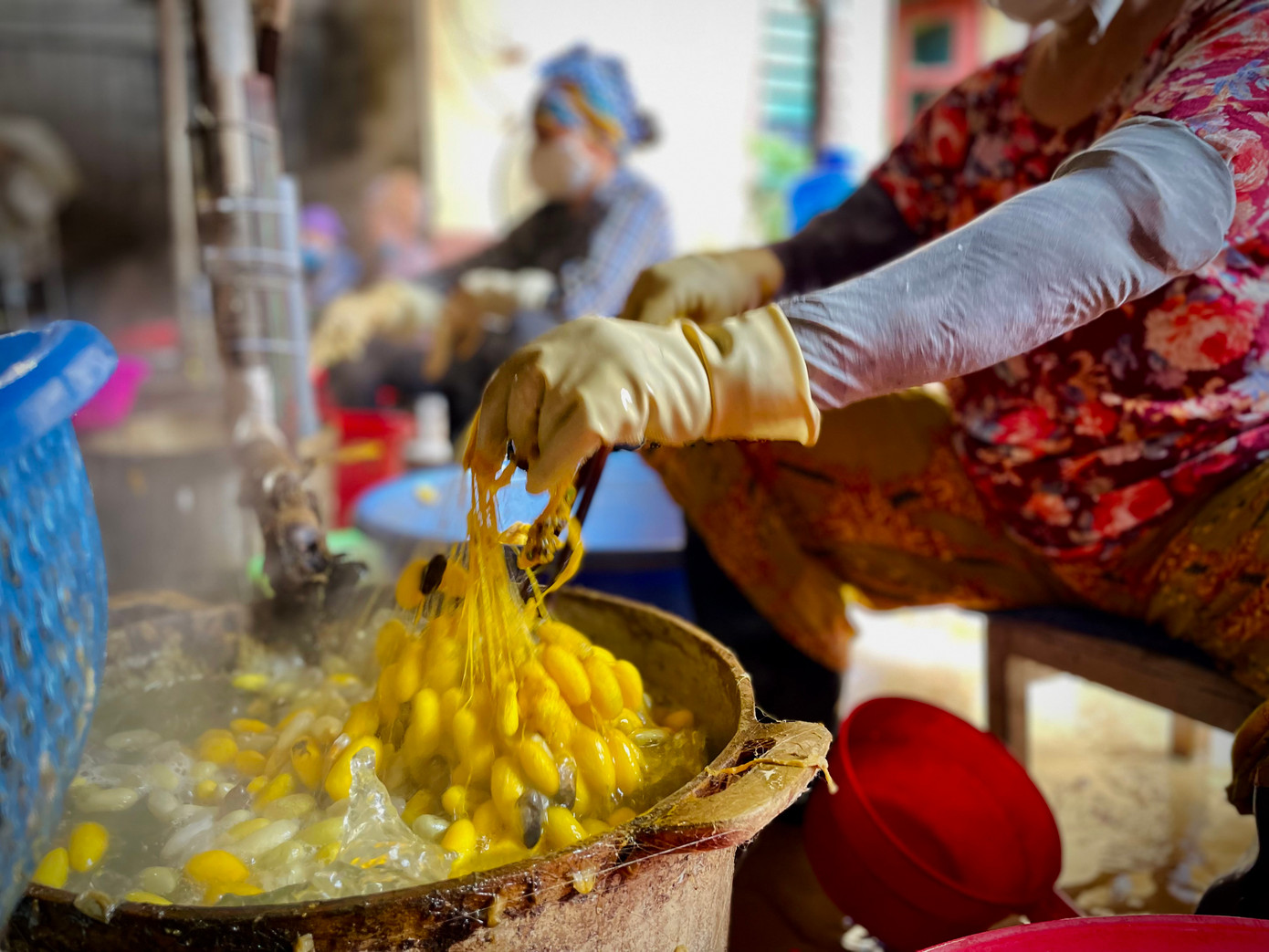 Kén được cho vào nước nóng để dễ dàng tách ra và kéo thành sợi cuộn vào các guồng. Thế nhưng trải qua những thăng trầm của dòng chảy lịch sử, làng nghề đang dần mai một. Làng nghề nghìn tuổi như đang đi đến những trang cuối của cuộc đời mình khi số hộ làm nghề liên quan đến kén, đến tằm chỉ còn đếm được trên đầu ngón tay.