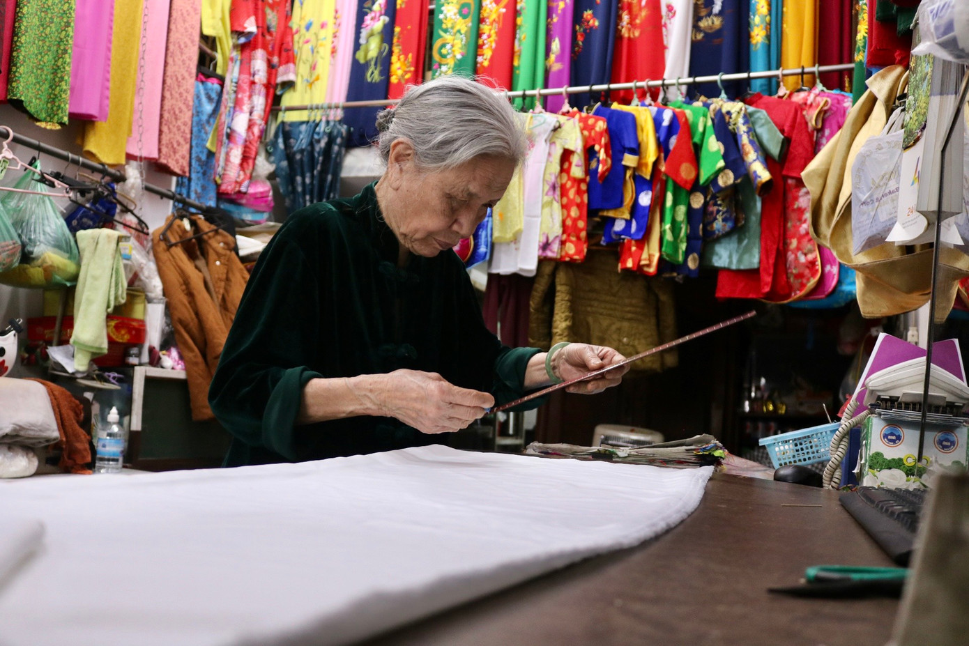 Bà nói: "Ngày đấy bố tôi bảo con nhà nghề thì cũng cần phải biết nghề nên tất cả chị em tôi đều được bố truyền nghề. Ban đầu chỉ là phụ những việc lặt vặt như xỏ kim, khâu cúc áo sau dần là được cầm tay chỉ việc cách may, cách đo... cho đến khi nhuần nghề thì tự làm mọi thứ. Thời ấy, chưa có sẵn những tiệm quần áo như bây giờ. Năm 12 tuổi, khoác trên vai chiếc bồ đà, tôi theo cha đi khắp những phố phường để may đo cho gia chủ". Bà nói: "Ngày đấy bố tôi bảo con nhà nghề thì cũng cần phải biết nghề nên tất cả chị em tôi đều được bố truyền nghề. Ban đầu chỉ là phụ những việc lặt vặt như xỏ kim, khâu cúc áo sau dần là được cầm tay chỉ việc cách may, cách đo... cho đến khi nhuần nghề thì tự làm mọi thứ. Thời ấy, chưa có sẵn những tiệm quần áo như bây giờ. Năm 12 tuổi, khoác trên vai chiếc bồ đà, tôi theo cha đi khắp những phố phường để may đo cho gia chủ".