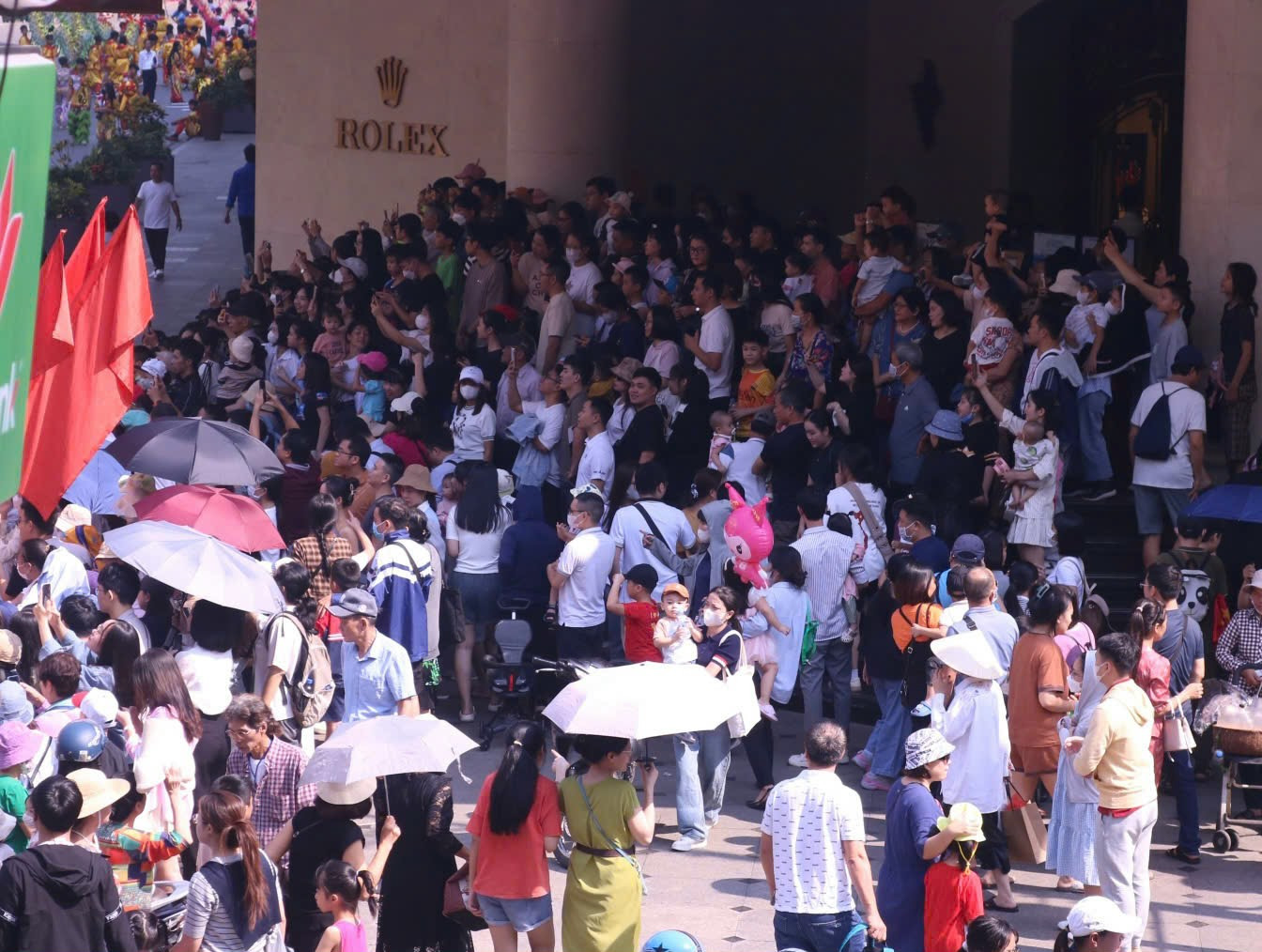 Khu vực Tràng Tiền Plaza từ sáng sớm đã chật kín người.