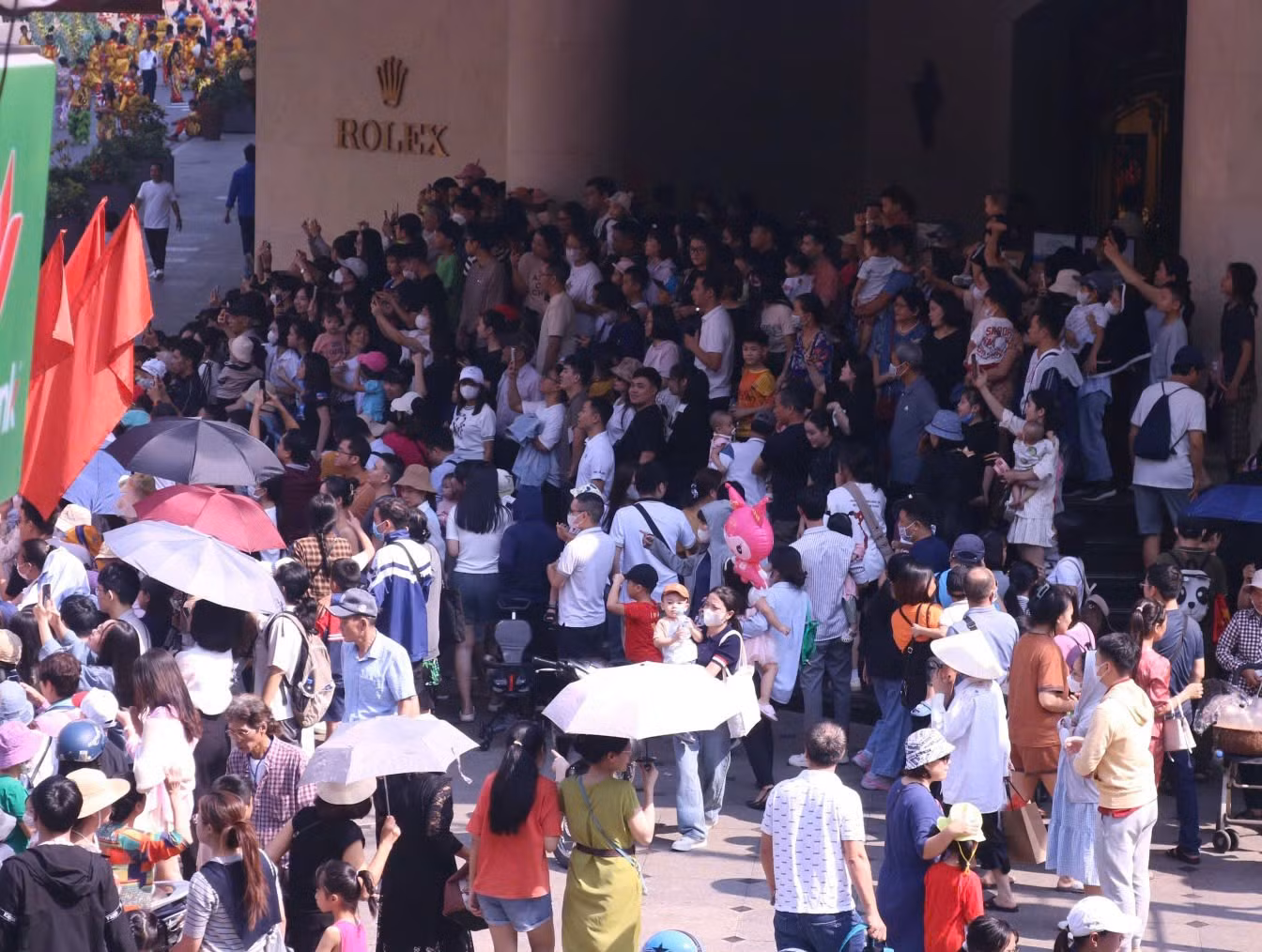 Khu vực Tràng Tiền Plaza từ sáng sớm đã chật kín người. Khu vực Tràng Tiền Plaza từ sáng sớm đã chật kín người.