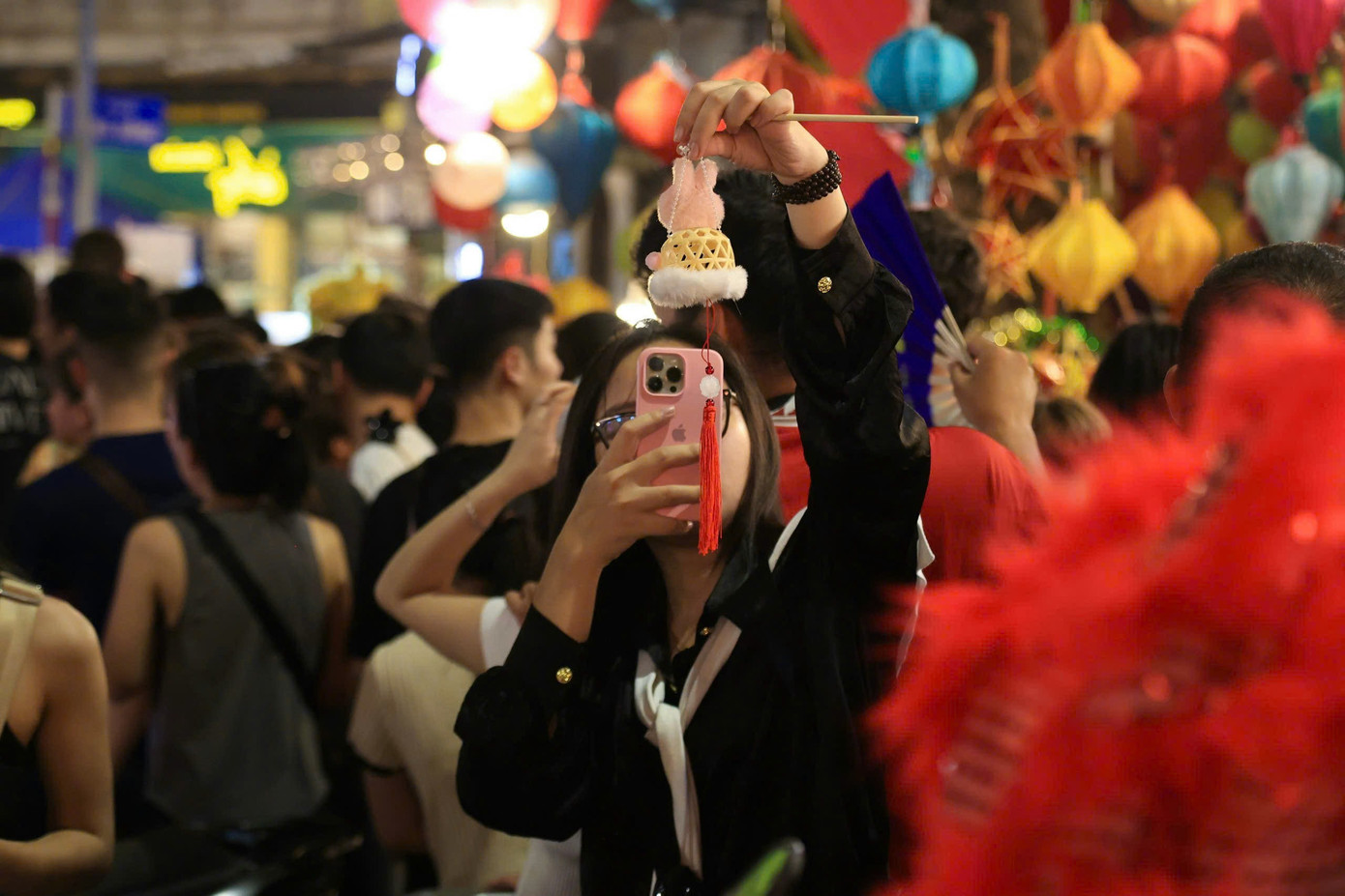 Mọi người tìm đến phố Hàng Mã không chỉ bởi đây là con phố có không khí Trung thu nhộn nhịp bậc nhất Thủ đô mà còn để sắm cho mình những món đồ chơi Trung thu ưng ý.