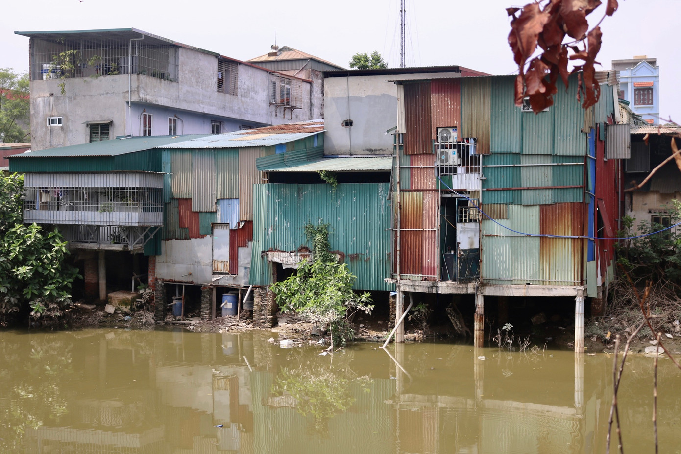 Nhiều công trình phụ được xây dựng theo kiểu đóng cọc bê tông sát mép sông. Hầu hết công trình phụ này đều thuộc các xưởng sản xuất cạnh bờ sông. Nhiều công trình phụ được xây dựng theo kiểu đóng cọc bê tông sát mép sông. Hầu hết công trình phụ này đều thuộc các xưởng sản xuất cạnh bờ sông.