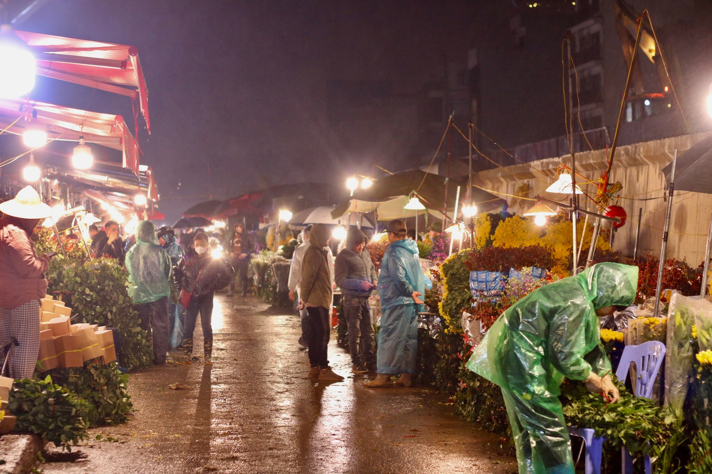 Chợ hoa Quảng An là chợ hoa đêm lớn nhất Hà Nội, chuyên cung cấp những mặt hàng hoa tươi phục vụ nhu cầu dùng hoa quanh năm của người dân Thủ đô.