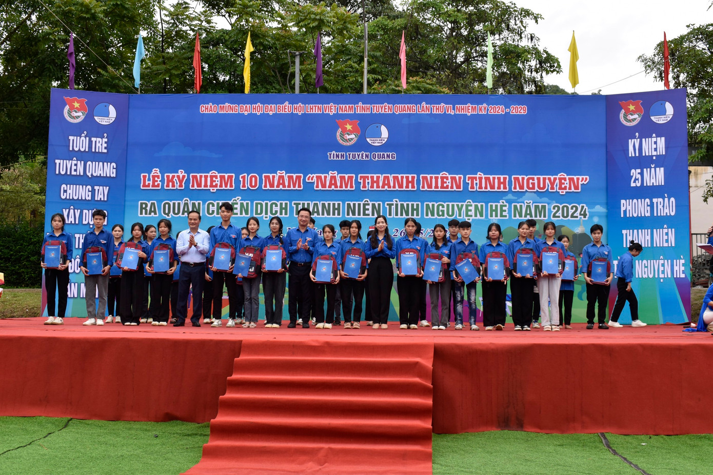 Trung ương Đoàn TNCS Hồ Chí Minh và Ban Tổ chức trao những phần quà và công trình ý nghĩa đến học sinh và người dân trên địa bàn huyện Na Hang.